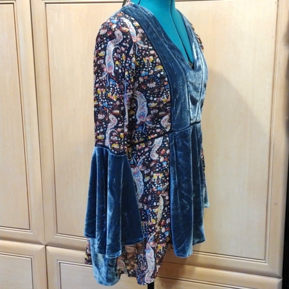 🔥POL Velour and Sheer Paisley Tunic With Bell Sleeves - Picture 5 of 17